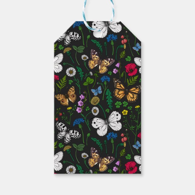 Blommor och fjärilar av vild på svart presentetikett (Framsidan)