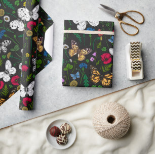 Blommor och fjärilar av vild på svart presentpapper