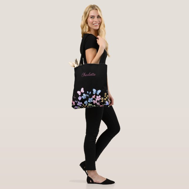 Blommor och fjärilar av vild tygkasse (På modell)