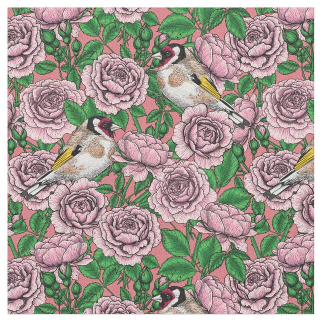 Blommor och guldfåglar i rosa ros tyg (Närbild)