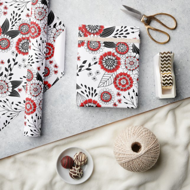 Blommor och löv i rött och svart presentpapper (Hantverk)