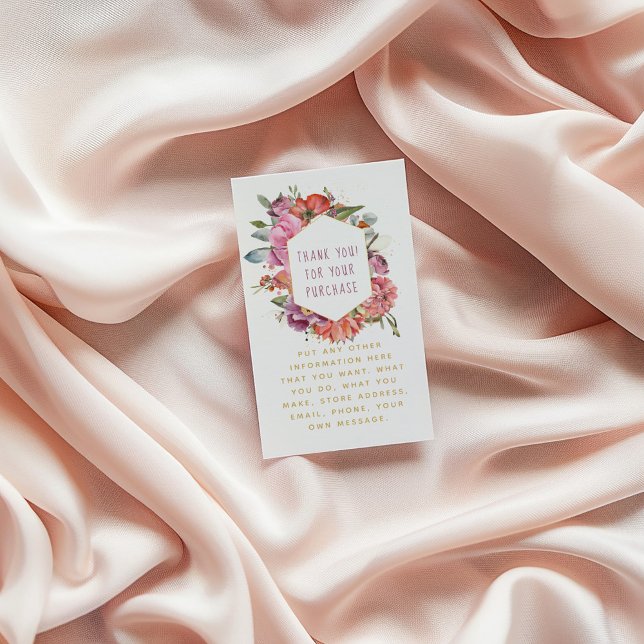 Blommor och makroner guldgräns tilläggskort (Floral thank-you card with watercolor flowers and gold text, placed on soft blush fabric background)