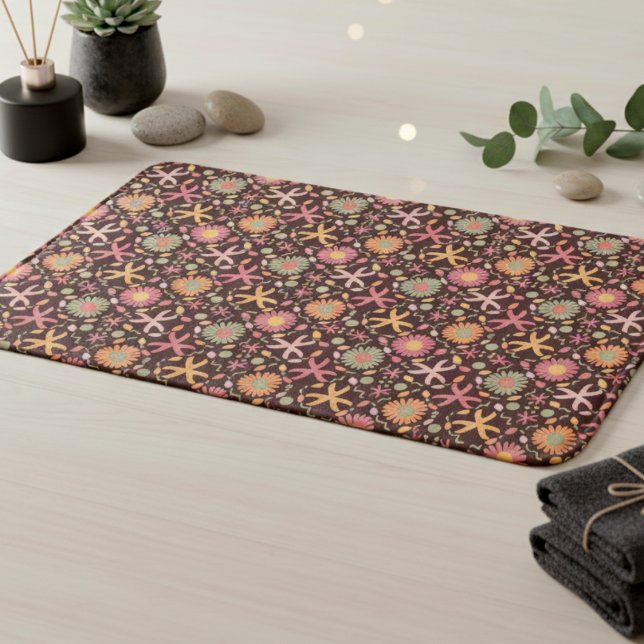 Blommor Och Sjöstjärnor På Chokladbrun Badrumsmatta (Cute comfort for your toes and your aesthetic with fun playful starfish and flowers on rich coco.)