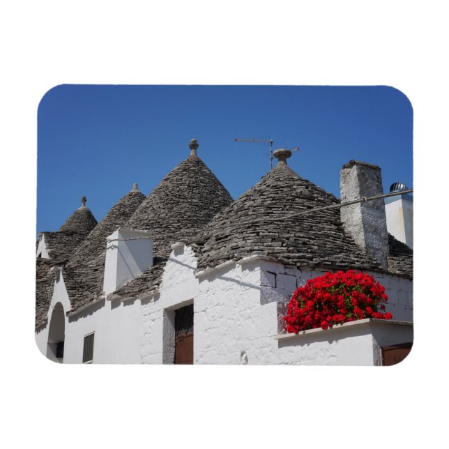 Blommor och trullhus i Geranium i Alberobello Magnet (Horisontell)