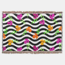 blommor på svart och vit vågigt bakgrund filt