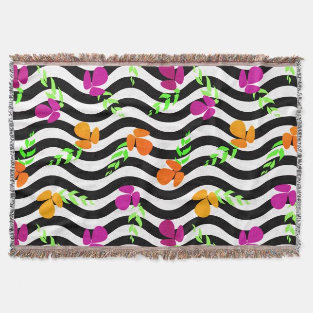 blommor på svart och vit vågigt bakgrund filt (Framsidan)