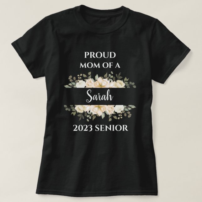 Blommor Proud Mamma från 2023 Namn, högre Personli T Shirt (Design framsida)