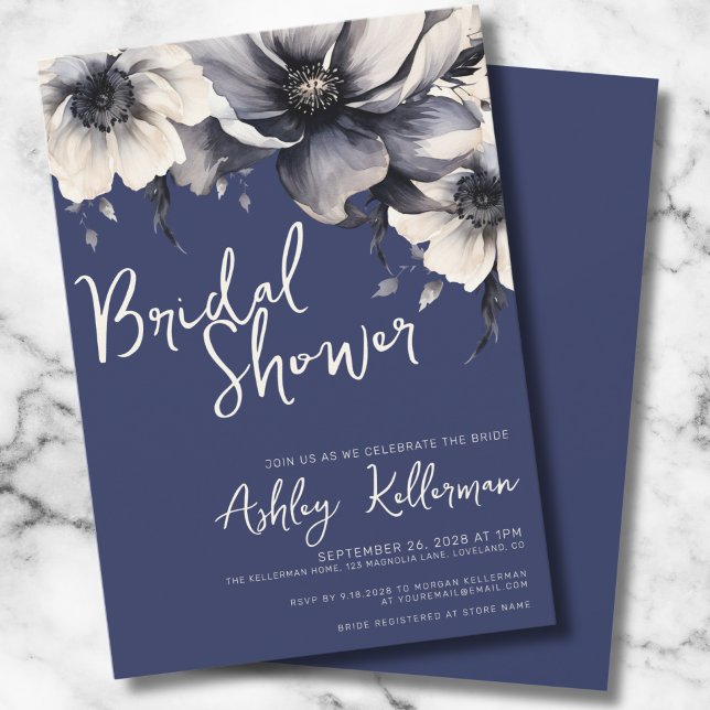 Blomstergudstjänst Marinblå Bröllopsdusch Inbjudningar (Typography Elegant Floral Navy Blue Bridal Shower Invitation)
