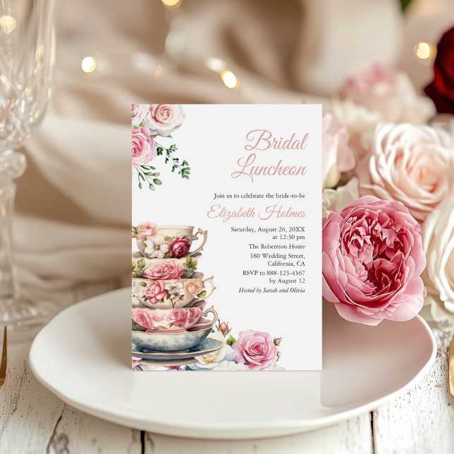 Blomsterlig tekopp bröllops-lunchinbjudan inbjudningar (Blush Pink Floral Teacup Bridal Luncheon Invitation on a boho table with pink and white peonies)