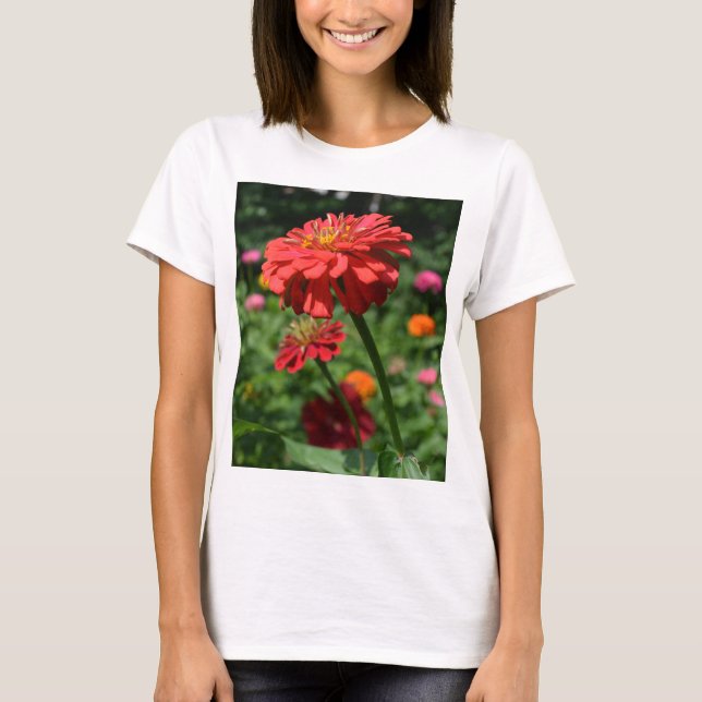 blomsterträdgård för blommigt av elegantens röda o t shirt (Framsida)
