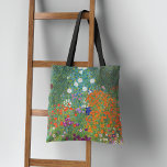 Blomsterträdgård Ligcape Gustav Klimt Tygkasse<br><div class="desc">En väska med brans konsmålning av Gustav Klimt (1862-1918),  med titeln Blomsterträdgård eller Bauerngarten (1907). En stugträdgård med en färgstark bild av petunier,  herrar och andra blommor i trädgården från Art nouveau.</div>