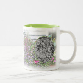 Blomsterträdgård med bakbords målning Lägg till fo Två-Tonad Mugg