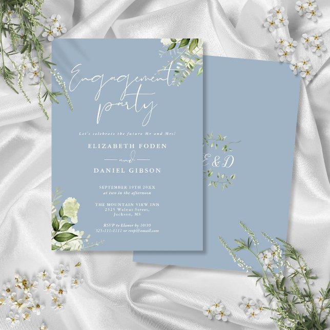 Blomsterversammade dammiga blå script förlovningsf inbjudningar (Floral Dusty Blue Script Engagement Party Invitation)