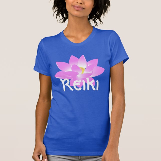 "Blomstrar Reiki" med en rosa lotusblomma Tee Shirt (Framsida)