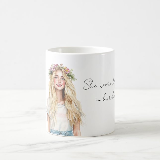Blond flicka blommor i håret kaffemugg (Center)