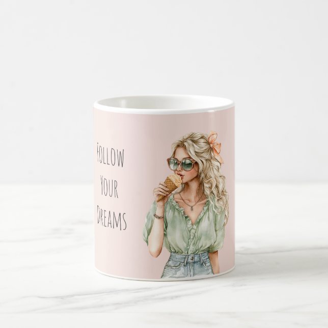 Blond flicka persikobåge glasskon kaffemugg (Center)