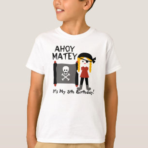Blond flickapartynågot liknande en t-shirt