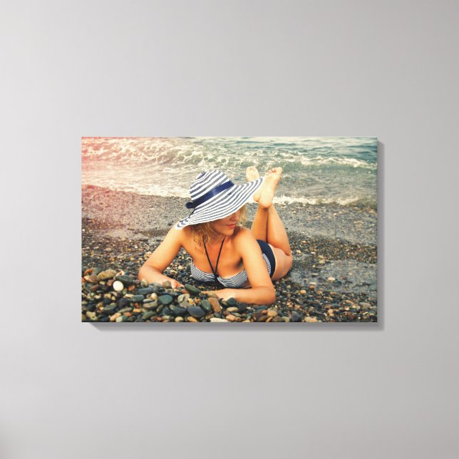 Blond kvinna på stranden canvastryck (Framsida)