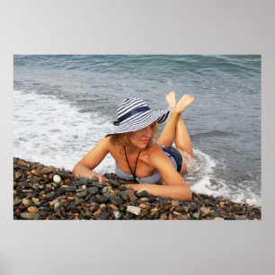 Blond kvinna på stranden poster