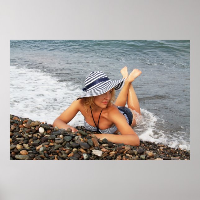 Blond kvinna på stranden poster (Framsidan)