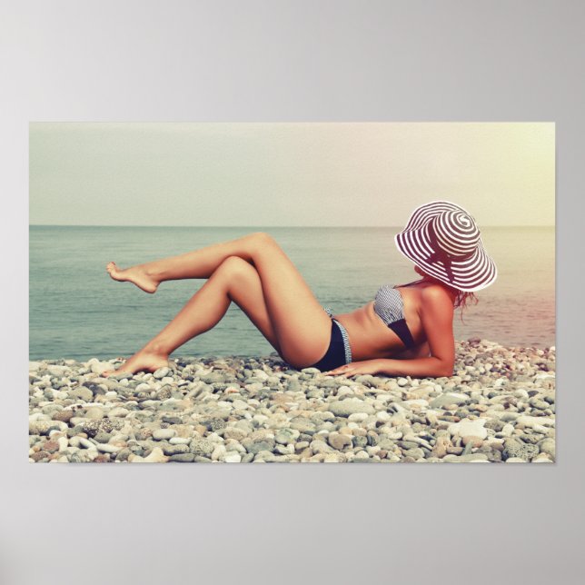 Blond kvinna på stranden poster (Framsidan)