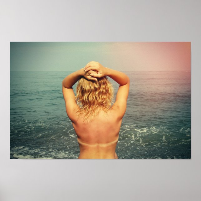 Blond kvinna på stranden poster (Framsidan)