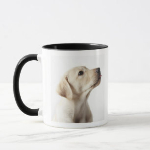 Blond Labrador valp som ut klibbar tungan Mugg