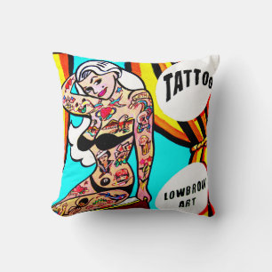 blond med tatueringskudda kudde