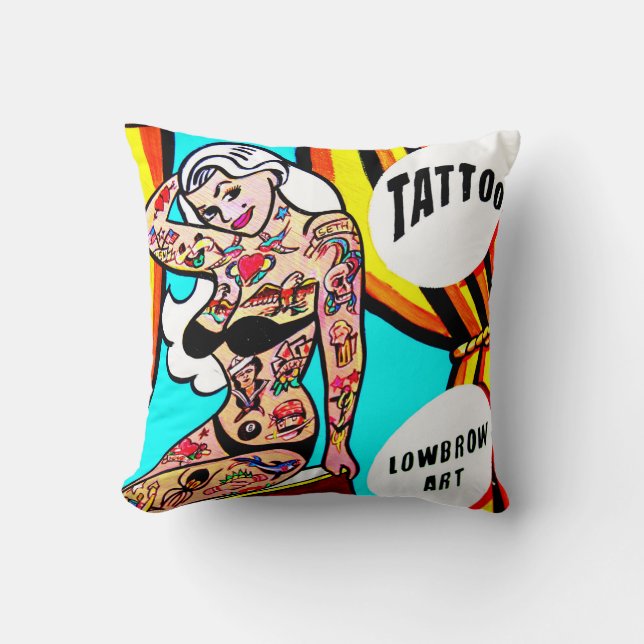 blond med tatueringskudda kudde (Framsida)