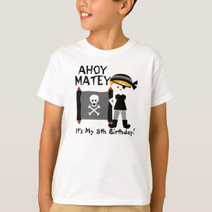 Blond pojkepartynågot liknande en tee shirt