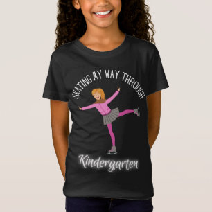 Blonda tjejer som åker skridskor genom förskolan t shirt