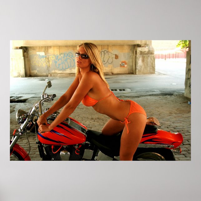 Blonde Biker Babe i Bikini Poster (Framsidan)