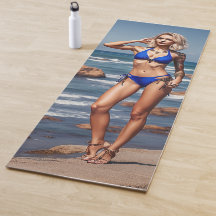 Blonde fitness bikini-flicka som pockar Yoga Mat