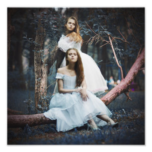 Blonde Sisters i vita klänningar Skogskårvägg Fototryck