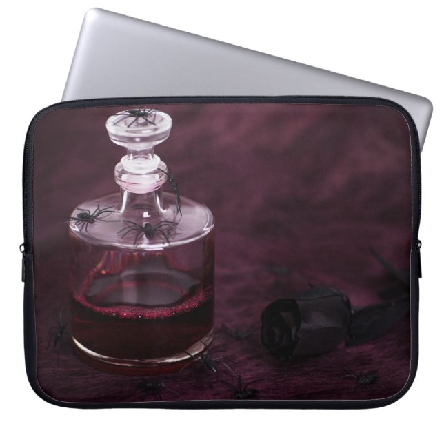 Blood Decanter Laptop Sleeve (Framsidan)
