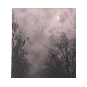 Blood Red Haunted Himlar med Ravens Anteckningsblock