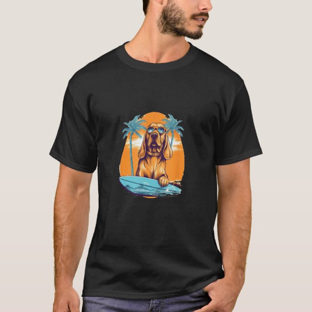 Bloodhound Dog Surfing A Wave  Surfing dog Surf 1 T Shirt (Framsida)