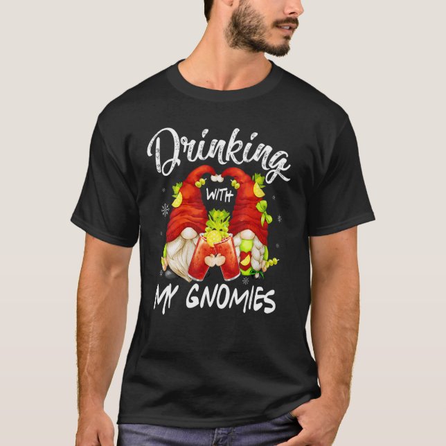Bloody Mary Gnome Kärlek dricker med mina Gnomies T Shirt (Framsida)