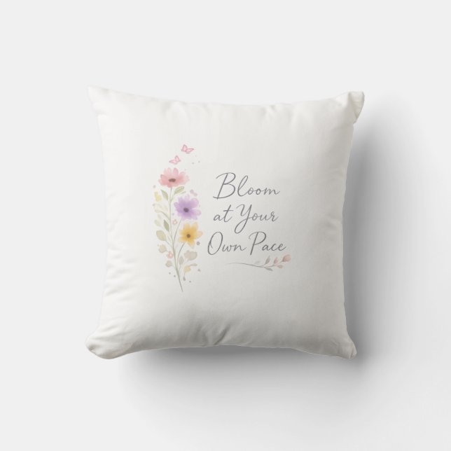 Bloom at Your Own Pace – Soft Floral Inspirational Kudde (Framsida)