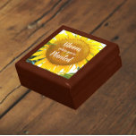 Bloom där du är planerad Gult Solros Minnesask<br><div class="desc">Lagra trinketer,  smycken och andra små keepsaker i denna smyckeskrin av trä med keramisk platta som innehåller fotobilden av en stor solros av gult tillsammans med ett inspirerande citat som lyder "Bloom where you're Planted" i vitt,  stilized skrift. En underbar,  blommigt design! Markera din presentlåda storlek och färg.</div>