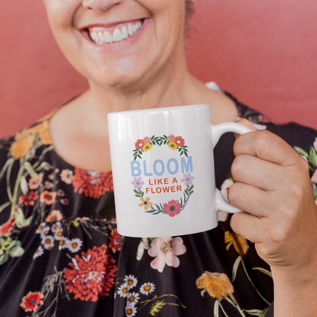 Bloom som en blommande Blommigt typografi Kaffemugg (Skapare uppladdad)