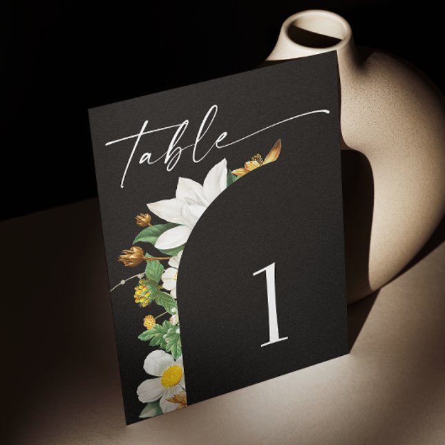 Bloom vintage camellia. Black script bröllop Bordsnummer (Skapare uppladdad)