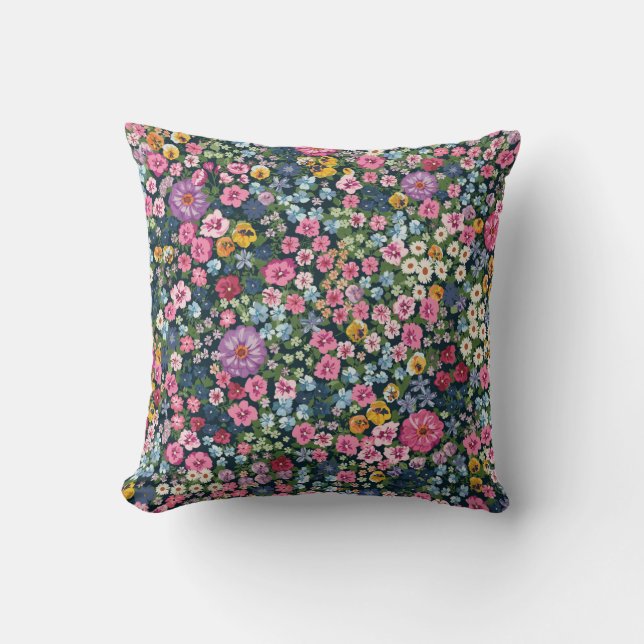 Blooming midsummer meadow seamless pattern. Plant  Kudde (Framsida)