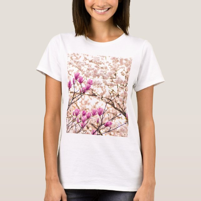 Blooming Rosa Lila Magnolias Vår Flower T-shirt (Framsida)