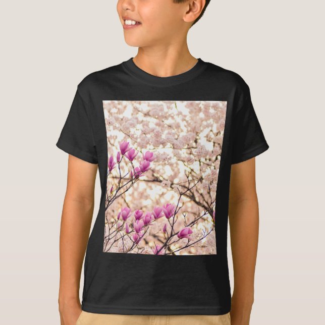 Blooming Rosa Lila Magnolias Vår Flower Tee Shirt (Framsida)