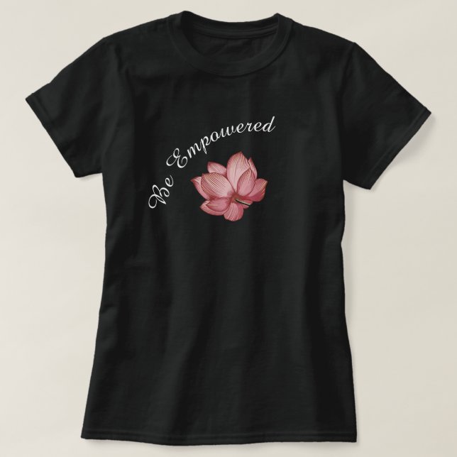 Blooming Rosa Lotus Vatten Lily on Black Inspired T Shirt (Design framsida)