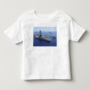 Blossa funktioner som föras av drillshipen t-shirt