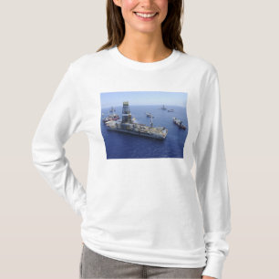 Blossa funktioner som föras av drillshipen tee shirt