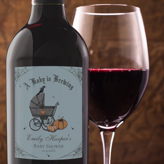 Blue A Baby är Brett babyskor Vinflaska Etikett (Elegant Blue Gothic Halloween Baby Shower A Baby is Brewing Wine Label. Spooky Vintage Baby Carriage)