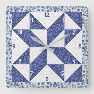 Blue and White Calico PinWheel Faux Quilt Fyrkantig Klocka